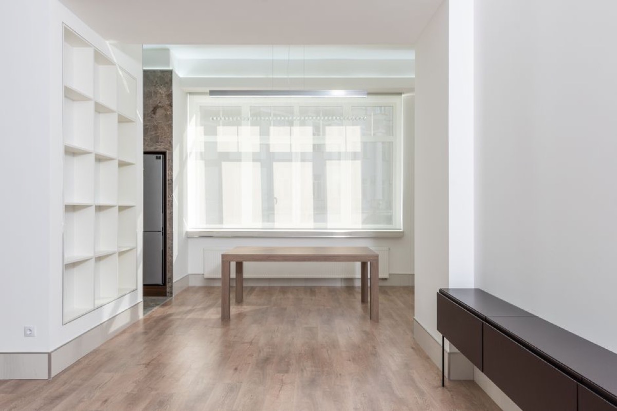 Empty modern room with clear floor space and window -- illustrating room dimensions and square footage for air purifier sizing